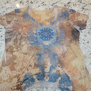 Scoop neck top with shark bite hem line in 1x